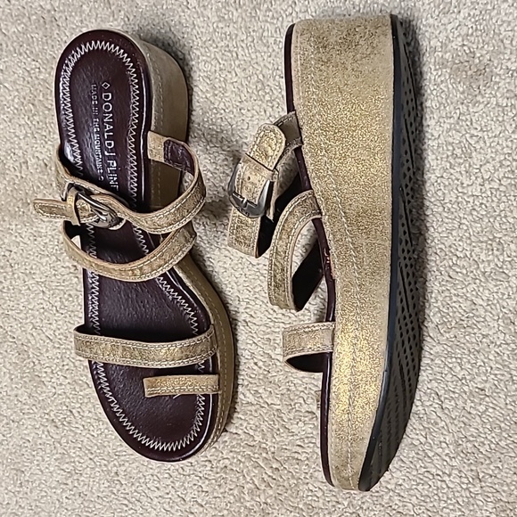 NWOT Donald J Pliner Beige and gold metalic 'Sorge' strappy sandle. Size 9 M - Picture 3 of 8